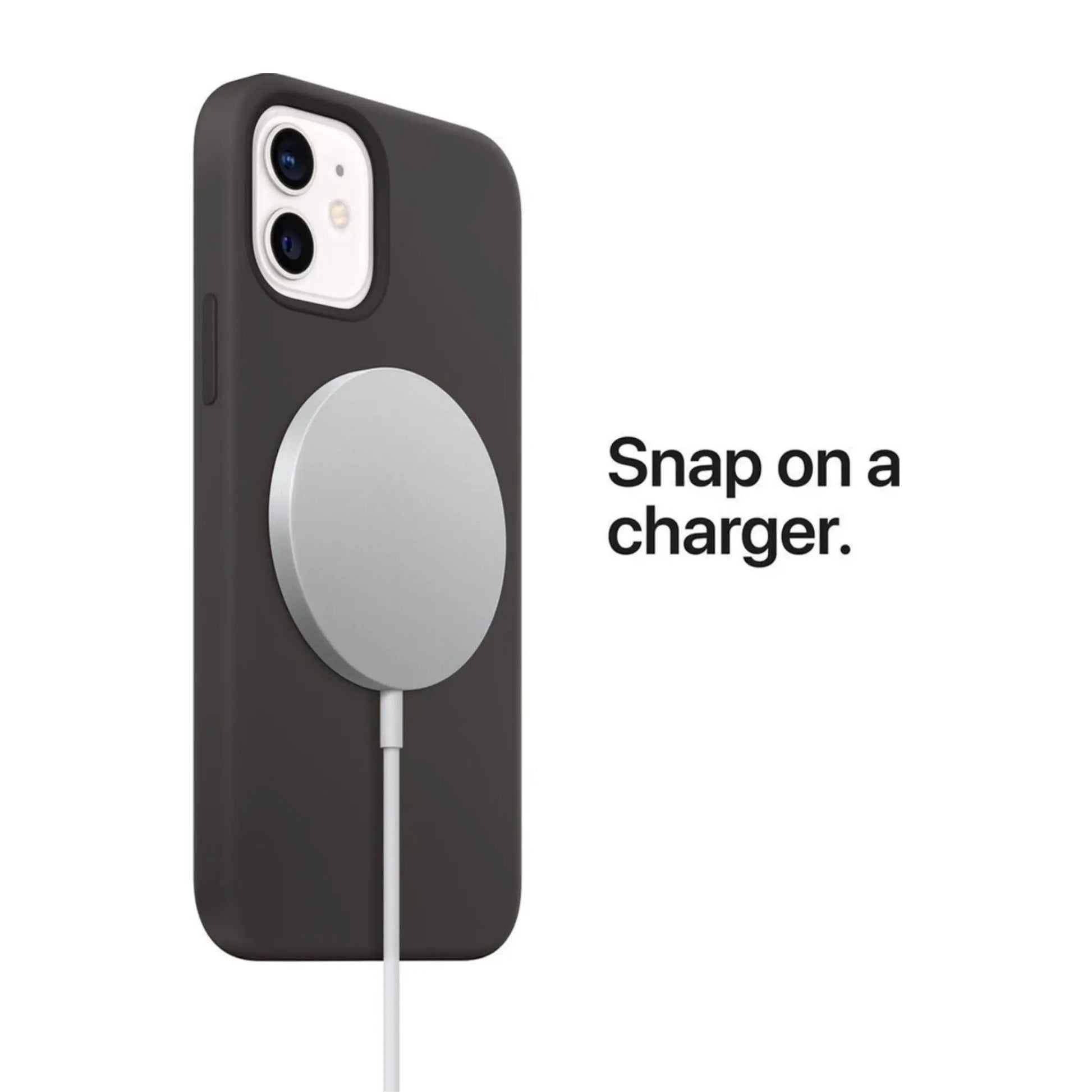 Das Bild zeigt die Apple iPhone Handyhülle aus Leder. Sie ist kompatibel mit dem iPhone 14 Plus. Auf der Rückseite ist ein MagSafe Ladegerät angeschlossen.