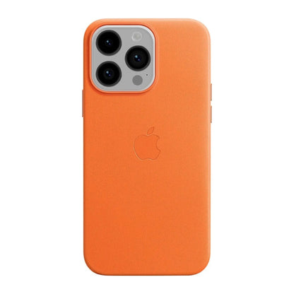Das Bild zeigt die Apple iPhone Handyhülle MPPR3ZM/A aus Leder. Sie ist kompatibel mit dem iPhone 14 Pro Max. In der Farbe Orange aus der Frontansicht.