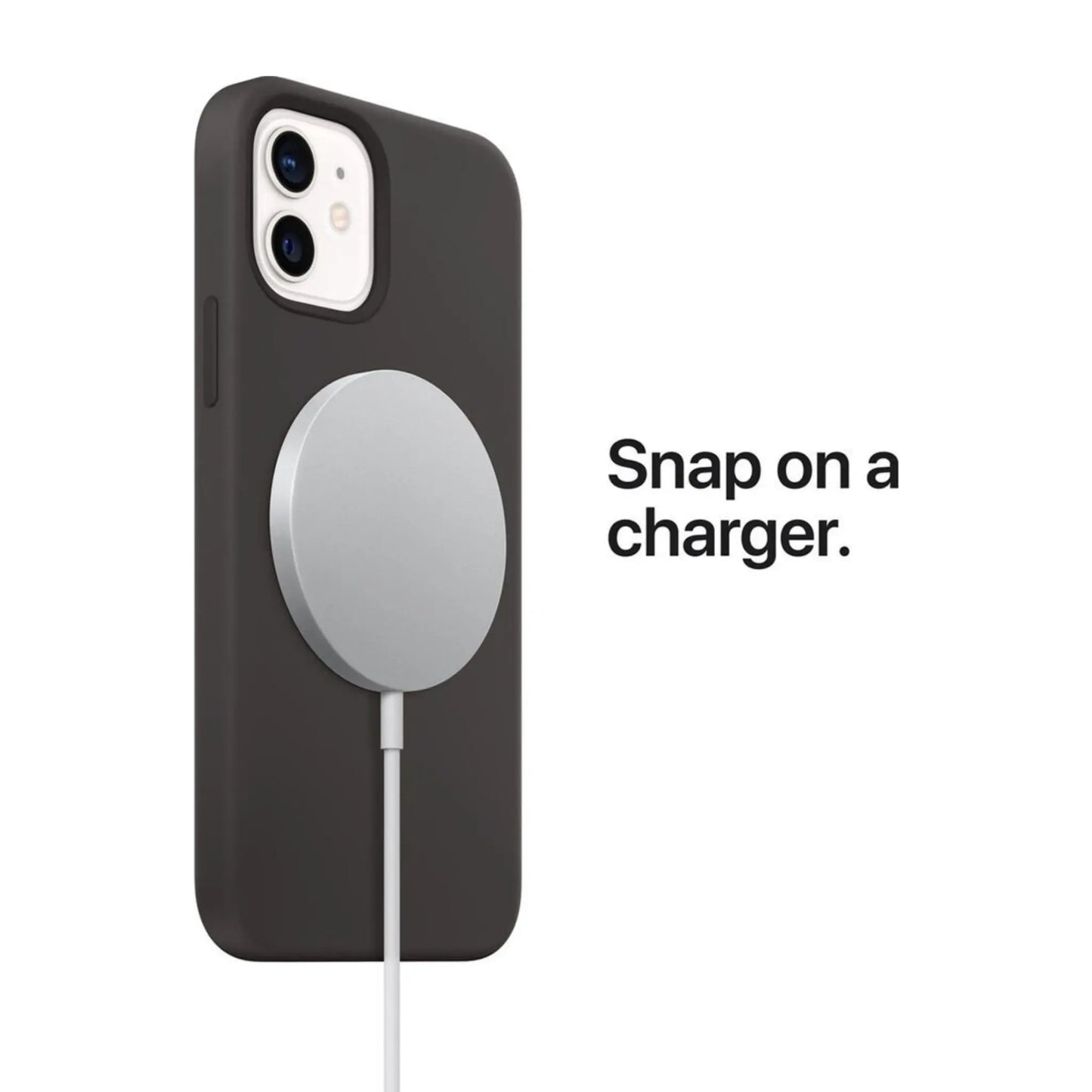 Das Bild zeigt die Apple iPhone Handyhülle aus Leder. Sie ist kompatibel mit dem iPhone 14 Pro Max. Auf der Rückseite ist ein MagSafe Ladegerät angeschlossen.