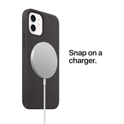 Das Bild zeigt die Apple iPhone Handyhülle aus Leder. Sie ist kompatibel mit dem iPhone 14 Pro Max. Auf der Rückseite ist ein MagSafe Ladegerät angeschlossen.