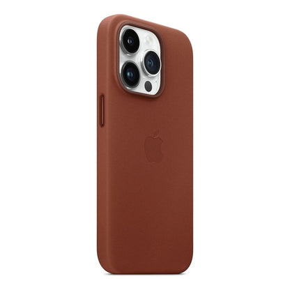 Das Bild zeigt die Apple iPhone Handyhülle MPPQ3ZM/A aus Leder. Sie ist kompatibel mit dem iPhone 14 Pro Max. In der Farbe Umbra aus der Schrägansicht.