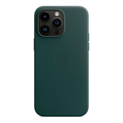 Das Bild zeigt die Apple iPhone Handyhülle MPPN3ZM/A aus Leder. Sie ist kompatibel mit dem iPhone 14 Pro Max. In der Farbe Waldgrün aus der Frontansicht.
