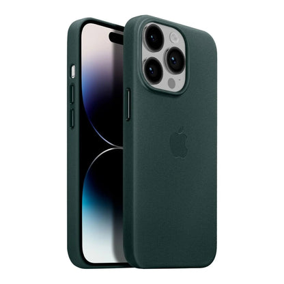 Das Bild zeigt die Apple iPhone Handyhülle MPPN3ZM/A aus Leder. Sie ist kompatibel mit dem iPhone 14 Pro Max. In der Farbe Waldgrün aus der Schrägansicht.