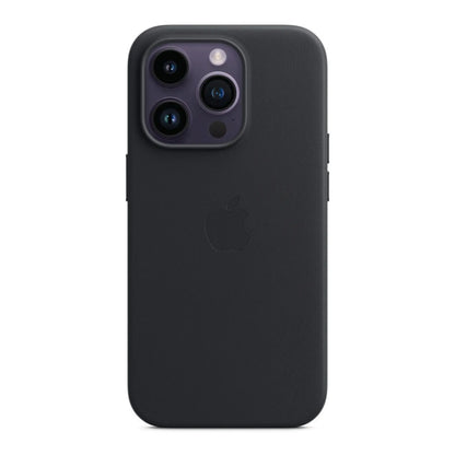 Das Bild zeigt die Apple iPhone Handyhülle MPPG3ZM/A aus Leder. Sie ist kompatibel mit dem iPhone 14 Pro. In der Farbe Mitternacht aus der Frontansicht.