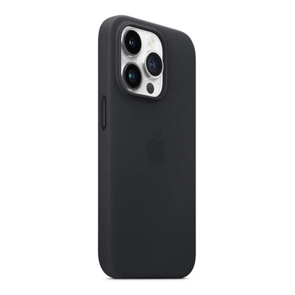 Das Bild zeigt die Apple iPhone Handyhülle MPPG3ZM/A aus Leder. Sie ist kompatibel mit dem iPhone 14 Pro. In der Farbe Mitternacht aus der Schrägansicht.