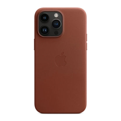 Das Bild zeigt die Apple iPhone Handyhülle MPP73ZM/A aus Leder. Sie ist kompatibel mit dem iPhone 14 Pro. In der Farbe Umber aus der Frontansicht.