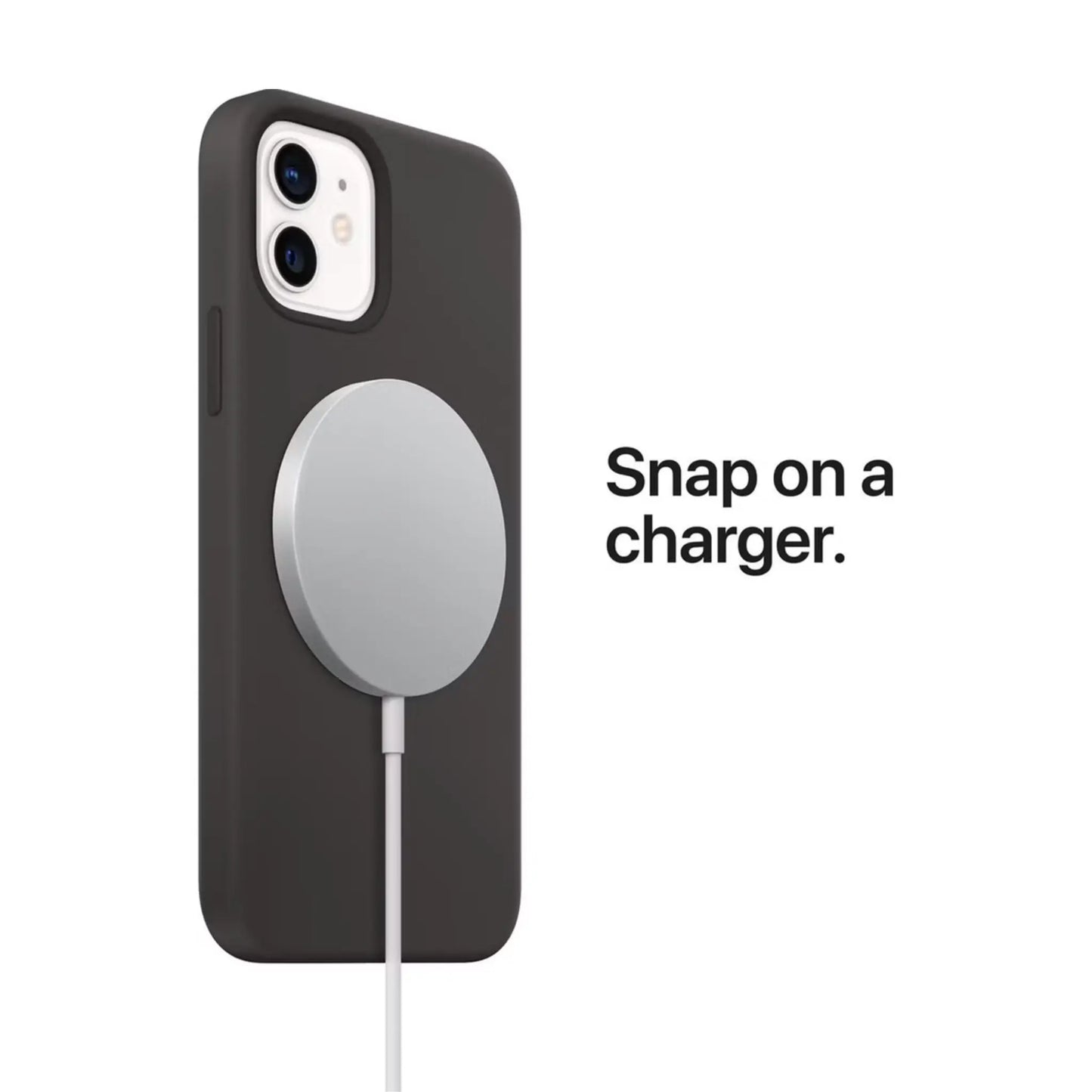 Das Bild zeigt die Apple iPhone Handyhülle aus Leder. Sie ist kompatibel mit dem iPhone 14 Pro. Auf der Rückseite ist ein MagSafe Ladegerät angeschlossen.