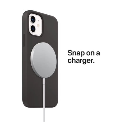 Das Bild zeigt die Apple iPhone Handyhülle aus Leder. Sie ist kompatibel mit dem iPhone 14 Pro. Auf der Rückseite ist ein MagSafe Ladegerät angeschlossen.