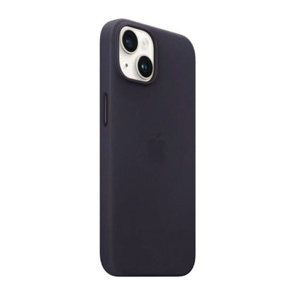 Das Bild zeigt die Apple iPhone Handyhülle MPP63ZM/A aus Leder. Sie ist kompatibel mit dem iPhone 14. In der Farbe Tinte aus der Schrägansicht.