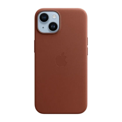 Das Bild zeigt die Apple iPhone Handyhülle MPP73ZM/A aus Leder. Sie ist kompatibel mit dem iPhone 14. In der Farbe Umbra aus der Frontansicht.