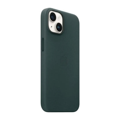 Das Bild zeigt die Apple iPhone Handyhülle MPP53ZM/A aus Leder. Sie ist kompatibel mit dem iPhone 14. In der Farbe Waldgrün aus der Schrägansicht.