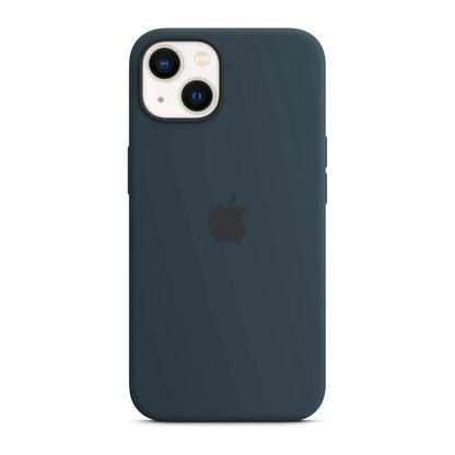 Das Bild zeigt die Apple iPhone Handyhülle MC2Y4ZM/A aus Silikon. Sie ist kompatibel mit dem iPhone 13. In der Farbe Abyssblau aus der Frontansicht.