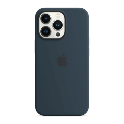 Das Bild zeigt die Apple iPhone Handyhülle MM293ZM/A aus Silikon. Sie ist kompatibel mit dem iPhone 13 Pro. In der Farbe Abyssblau aus der Frontansicht.