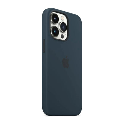 Das Bild zeigt die Apple iPhone Handyhülle MM293ZM/A aus Silikon. Sie ist kompatibel mit dem iPhone 13 Pro. In der Farbe Abyssblau aus der Schrägansicht.
