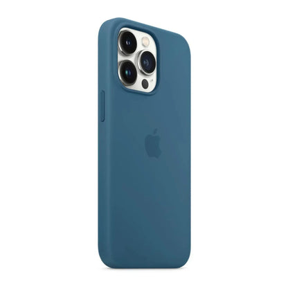 Das Bild zeigt die Apple iPhone Handyhülle MM2F3ZM/A aus Silikon. Sie ist kompatibel mit dem iPhone 13 Pro. In der Farbe Eisblau aus der Schrägansicht.