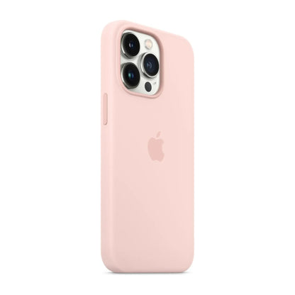 Das Bild zeigt die Apple iPhone Handyhülle MM2H3ZM/A aus Silikon. Sie ist kompatibel mit dem iPhone 13 Pro. In der Farbe Kalkrosa aus der Schrägansicht.