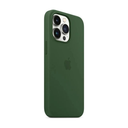 Das Bild zeigt die Apple iPhone Handyhülle MM2F3ZM/A aus Silikon. Sie ist kompatibel mit dem iPhone 13 Pro. In der Farbe Kleegrün aus der Schrägansicht.
