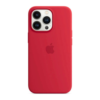 Das Bild zeigt die Apple iPhone Handyhülle MM2V3ZM/A aus Silikon. Sie ist kompatibel mit dem iPhone 13 Pro Max. In der Farbe Rot aus der Frontansicht.