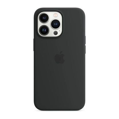 Das Bild zeigt die Apple iPhone Handyhülle MM2K3ZM/A aus Silikon. Sie ist kompatibel mit dem iPhone 13 Pro. In der Farbe Mitternacht aus der Frontansicht.