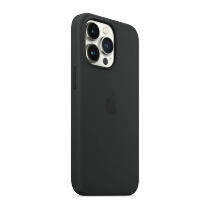 Das Bild zeigt die Apple iPhone Handyhülle MM2K3ZM/A aus Silikon. Sie ist kompatibel mit dem iPhone 13 Pro. In der Farbe Mitternacht aus der Schrägansicht.