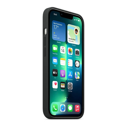 Das Bild zeigt die Apple iPhone Handyhülle MM2K3ZM/A aus Silikon. Sie ist kompatibel mit dem iPhone 13 Pro. In der Farbe Mitternacht aus der Seitenansicht.