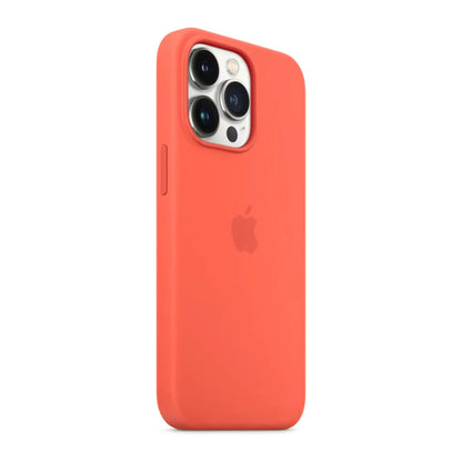 Das Bild zeigt die Apple iPhone Handyhülle MN683ZM/A aus Silikon. Sie ist kompatibel mit dem iPhone 13 Pro. In der Farbe Nectarine aus der Schrägansicht.