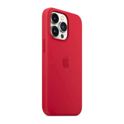 Das Bild zeigt die Apple iPhone Handyhülle MM2L3ZM/A aus Silikon. Sie ist kompatibel mit dem iPhone 13 Pro. In der Farbe Rot aus der Schrägansicht.