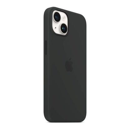 Das Bild zeigt die Apple iPhone Handyhülle MW5R3ZM/A aus Silikon. Sie ist kompatibel mit dem iPhone 14. In der Farbe Mitternacht aus der Schrägansicht.