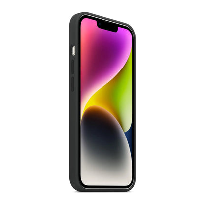 Das Bild zeigt die Apple iPhone Handyhülle MW5R3ZM/A aus Silikon. Sie ist kompatibel mit dem iPhone 14. In der Farbe Mitternacht aus der Seitenansicht.