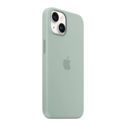 Das Bild zeigt die Apple iPhone Handyhülle MPTC3ZM/A aus Silikon. Sie ist kompatibel mit dem iPhone 14 Plus. In der Farbe Agavengrün aus der Schrägansicht.