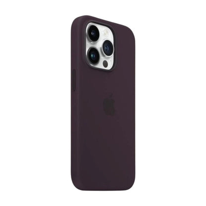 Das Bild zeigt die Apple iPhone Handyhülle MPT93ZM/A aus Silikon. Sie ist kompatibel mit dem iPhone 14 Plus. In der Farbe Holunder aus der Schrägansicht.