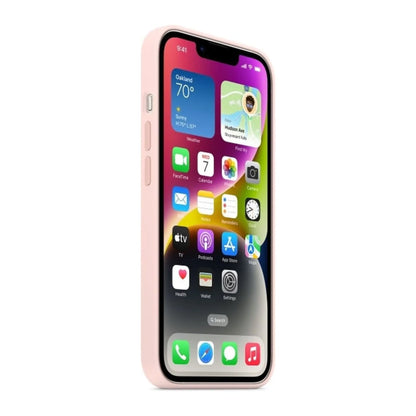 Das Bild zeigt die Apple iPhone Handyhülle MPT73ZM/A aus Silikon. Sie ist kompatibel mit dem iPhone 14 Plus. In der Farbe Kalkrosa aus der Seitenansicht.