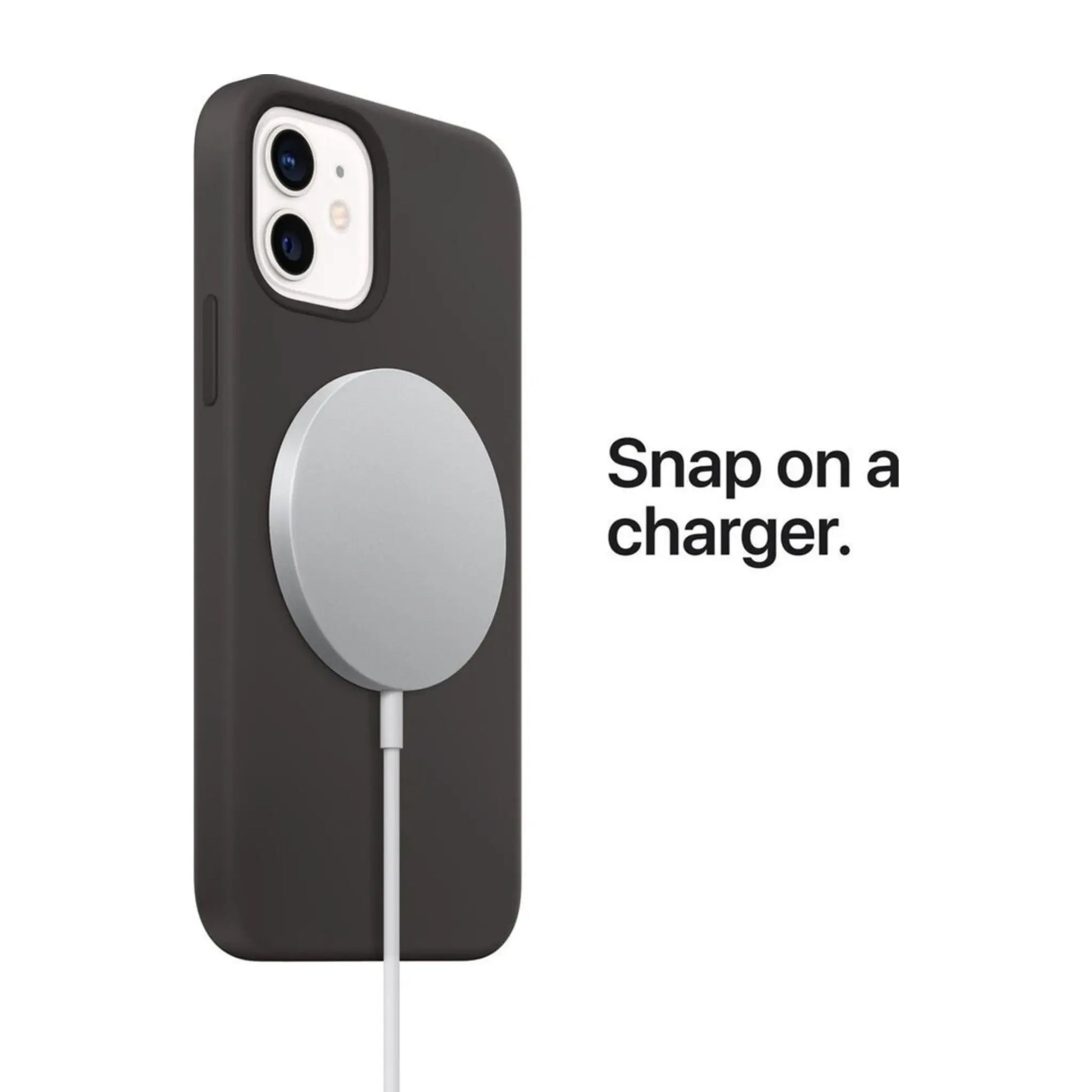Das Bild zeigt die Apple iPhone Handyhülle aus Silikon. Sie ist kompatibel mit dem iPhone 14 Plus. Auf dem Bild ist ein MagSafe Ladegerät angeschlossen.