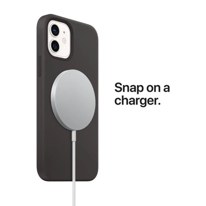 Das Bild zeigt die Apple iPhone Handyhülle aus Silikon. Sie ist kompatibel mit dem iPhone 14 Plus. Auf dem Bild ist ein MagSafe Ladegerät angeschlossen.