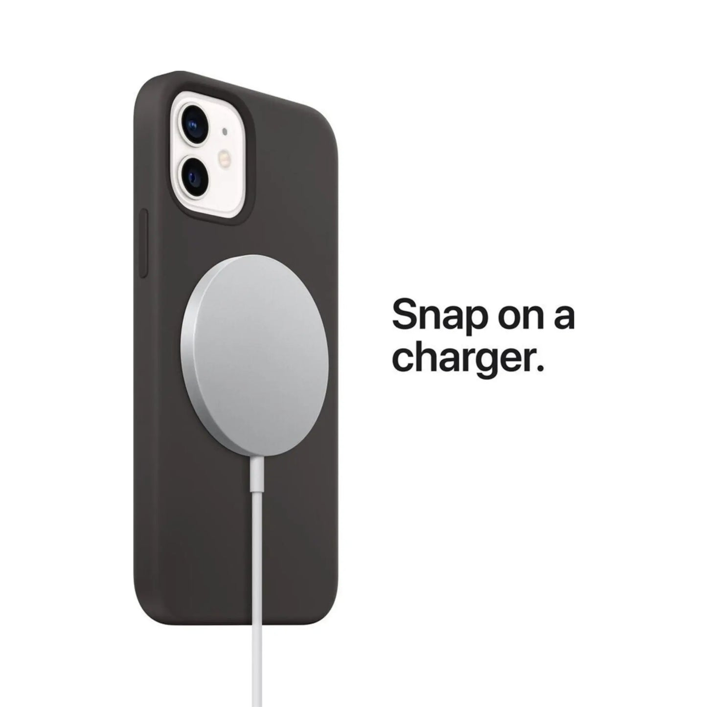 Das Bild zeigt die Apple iPhone Handyhülle aus Silikon. Sie ist kompatibel mit dem iPhone 14 Plus. Auf dem Bild ist ein MagSafe Ladegerät verbunden.