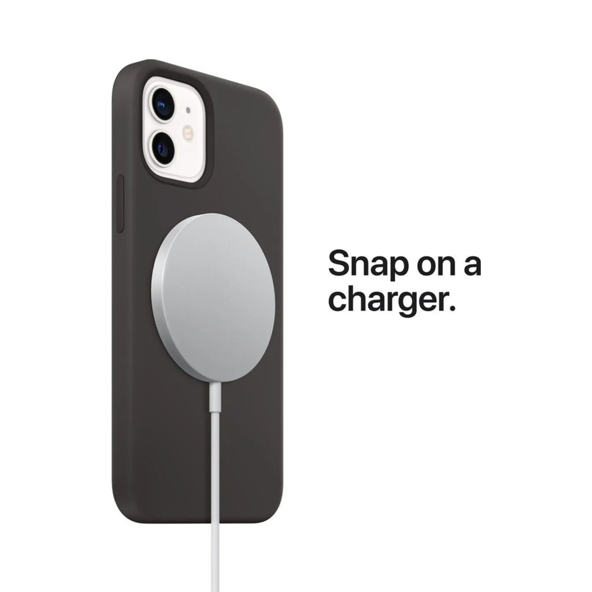 Das Bild zeigt die Apple iPhone Handyhülle aus Silikon. Sie ist kompatibel mit dem iPhone 14 Plus. Auf dem Bild ist ein MagSafe Ladegerät verbunden.