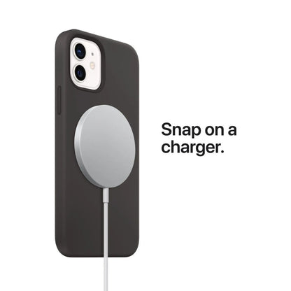 Das Bild zeigt die Apple iPhone Handyhülle aus Silikon. Sie ist kompatibel mit dem iPhone 14 Plus. Auf dem Bild ist ein MagSafe Ladegerät verbunden.
