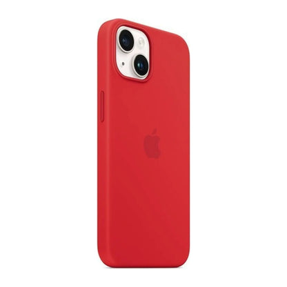 Das Bild zeigt die Apple iPhone Handyhülle MPT63ZM/A aus Silikon. Sie ist kompatibel mit dem iPhone 14 Plus. In der Farbe Rot aus der Schrägansicht.