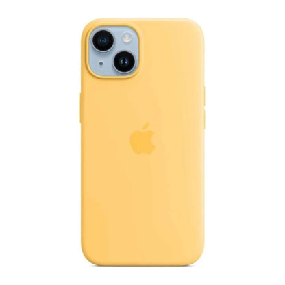 Das Bild zeigt die Apple iPhone Handyhülle MPTD3ZM/A aus Silikon. Sie ist kompatibel mit dem iPhone 14 Plus. In der Farbe Sonnenlicht aus der Frontansicht.