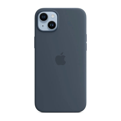 Das Bild zeigt die Apple iPhone Handyhülle MPT53ZM/A aus Silikon. Sie ist kompatibel mit dem iPhone 14 Plus. In der Farbe Sturmblau aus der Frontansicht.