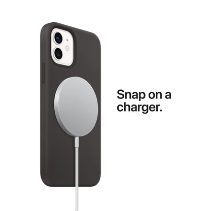Das Bild zeigt die Apple iPhone Handyhülle aus Silikon. Sie ist kompatibel mit dem iPhone 14 Pro Max. Ein MagSafe Ladegerät ist angeschlossen.