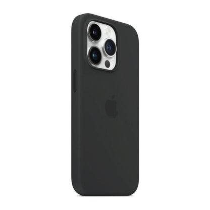Das Bild zeigt die Apple iPhone Handyhülle MPTP3ZM/A aus Silikon. Sie ist kompatibel mit dem iPhone 14 Pro Max. In der Farbe Mitternacht aus der Schrägansicht.