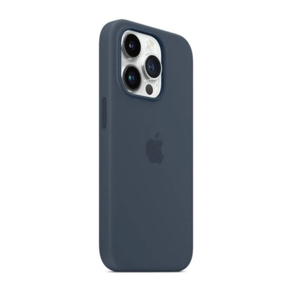 Das Bild zeigt die Apple iPhone Handyhülle MPTQ3ZM/A aus Silikon. Sie ist kompatibel mit dem iPhone 14 Pro Max. In der Farbe Sturmblau aus der Schrägansicht.