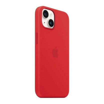 Das Bild zeigt die Apple iPhone Handyhülle MW5U3ZM/A aus Silikon. Sie ist kompatibel mit dem iPhone 14. In der Farbe Rot aus der Schrägansicht.
