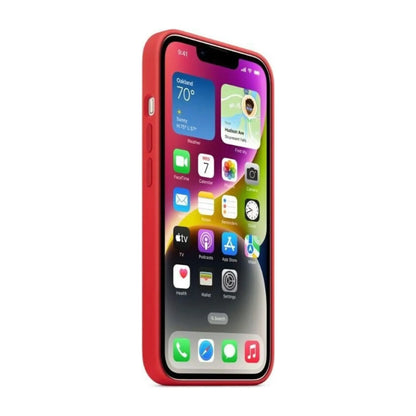Das Bild zeigt die Apple iPhone Handyhülle MW5U3ZM/A aus Silikon. Sie ist kompatibel mit dem iPhone 14. In der Farbe Rot aus der Seitenansicht.