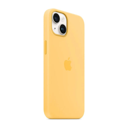 Das Bild zeigt die Apple iPhone Handyhülle MPT23ZM/A aus Silikon. Sie ist kompatibel mit dem iPhone 14. In der Farbe Sonnenlicht aus der Schrägansicht.