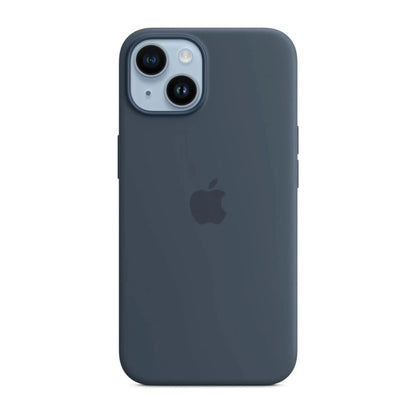 Das Bild zeigt die Apple iPhone Handyhülle MW5T3ZM/A aus Silikon. Sie ist kompatibel mit dem iPhone 14. In der Farbe Sturmblau aus der Frontansicht.