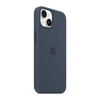 Das Bild zeigt die Apple iPhone Handyhülle MW5T3ZM/A aus Silikon. Sie ist kompatibel mit dem iPhone 14. In der Farbe Sturmblau aus der Schrägansicht.