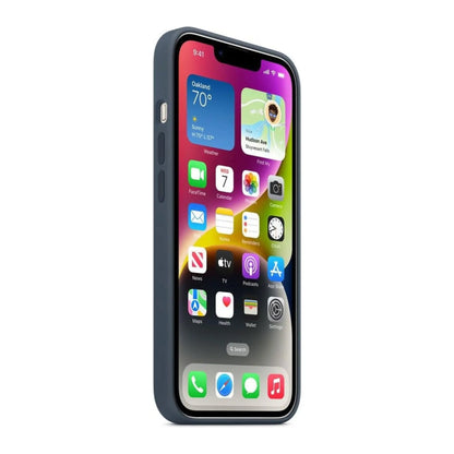 Das Bild zeigt die Apple iPhone Handyhülle MW5T3ZM/A aus Silikon. Sie ist kompatibel mit dem iPhone 14. In der Farbe Sturmblau aus der Seitenansicht.