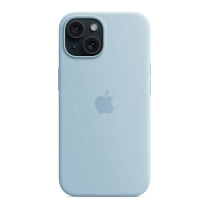 Das Bild zeigt die Apple iPhone Handyhülle MWND3ZM/A aus Silikon. Sie ist kompatibel mit dem iPhone 15. In der Farbe Hellblau aus der Frontansicht.